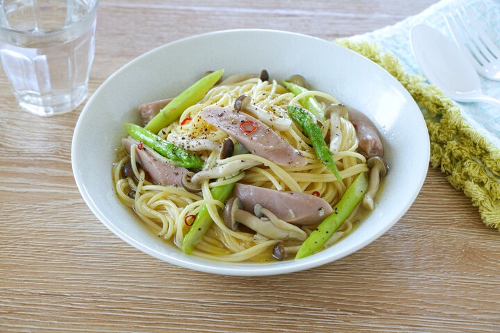 鉄分ソーセージとアスパラガスのスープスパゲティ